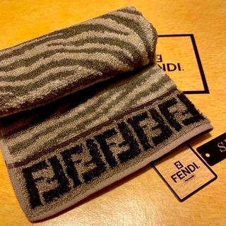 フェンディ(FENDI)の未使用　フェンディ ハンカチタオル　　シルク混　zebra  ズッカ 柄(ハンカチ)