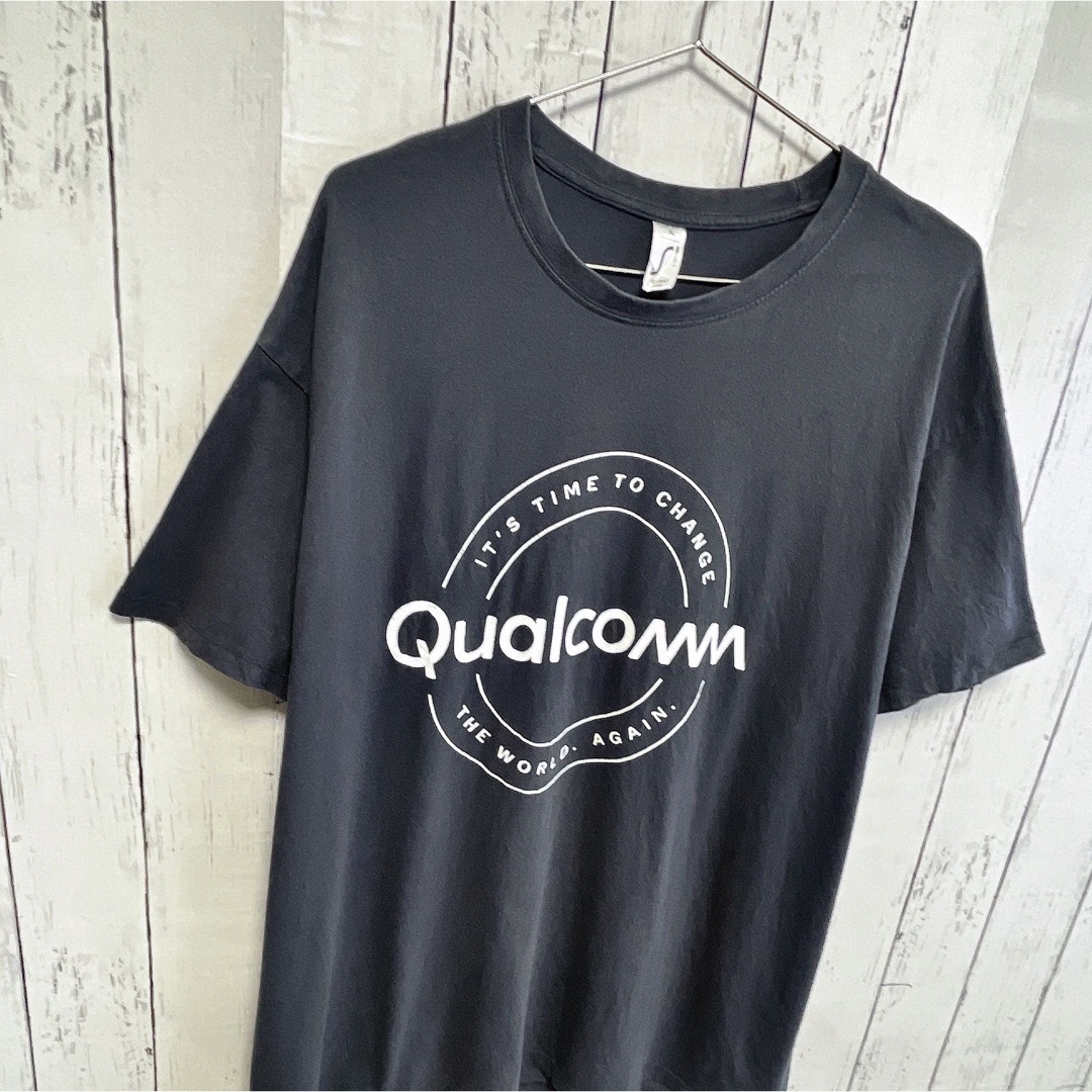 USA古着　Tシャツ　XLサイズ　ダークグレー　企業ロゴ　プリント　クルーネック メンズのトップス(Tシャツ/カットソー(半袖/袖なし))の商品写真