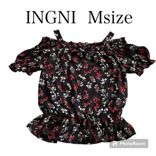 イング(INGNI)のINGNI Mサイズ　オフショルトップス　ブラック　花柄(カットソー(半袖/袖なし))