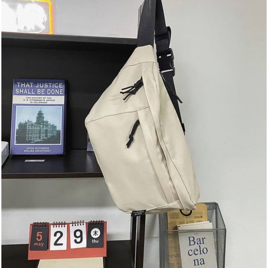 ボディバッグ  ホワイト ブラック ユニセックス ショルダー レディースのバッグ(ボディバッグ/ウエストポーチ)の商品写真