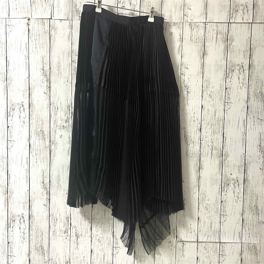 sacai(サカイ)の【未使用】sacai サカイ アシンメトリー プリーツスカート ドレープ 黒×紺 レディースのスカート(ロングスカート)の商品写真