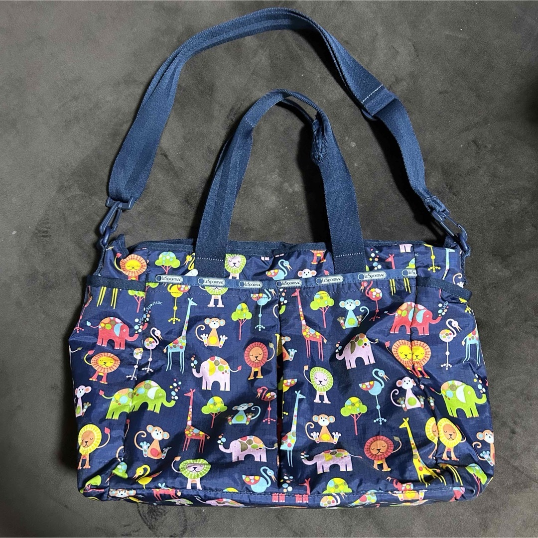 LeSportsac(レスポートサック)のレスポートサック　バッグ　ボストンバッグ　大容量　アニマル柄　動物柄　トラベル レディースのバッグ(ボストンバッグ)の商品写真