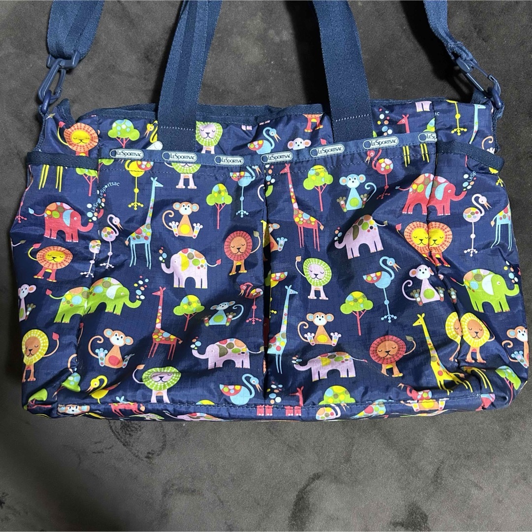 LeSportsac(レスポートサック)のレスポートサック　バッグ　ボストンバッグ　大容量　アニマル柄　動物柄　トラベル レディースのバッグ(ボストンバッグ)の商品写真