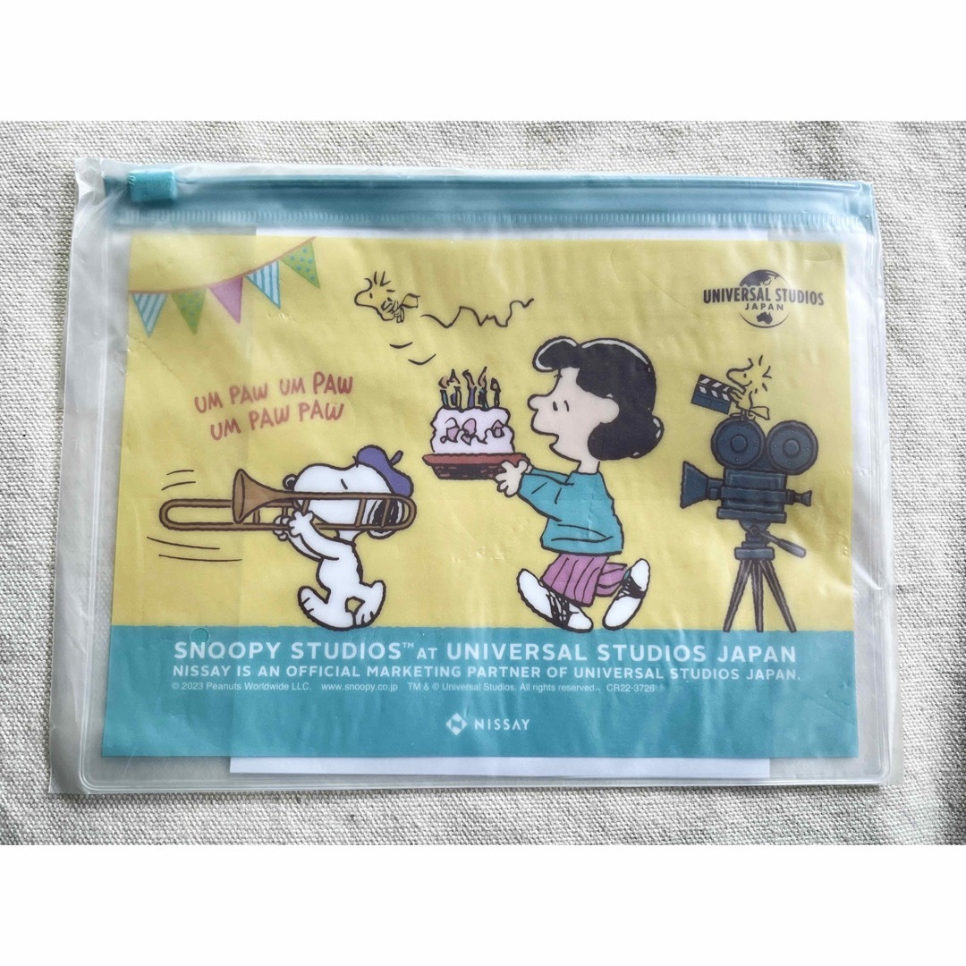 SNOOPY(スヌーピー)のスヌーピー  お薬手帳　ポーチ　除菌ティッシュ　ティッシュ　非売品　新品 エンタメ/ホビーのおもちゃ/ぬいぐるみ(キャラクターグッズ)の商品写真