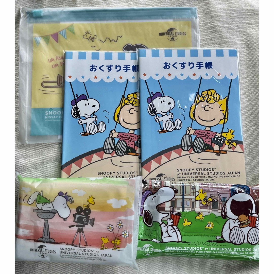 SNOOPY(スヌーピー)のスヌーピー  お薬手帳　ポーチ　除菌ティッシュ　ティッシュ　非売品　新品 エンタメ/ホビーのおもちゃ/ぬいぐるみ(キャラクターグッズ)の商品写真