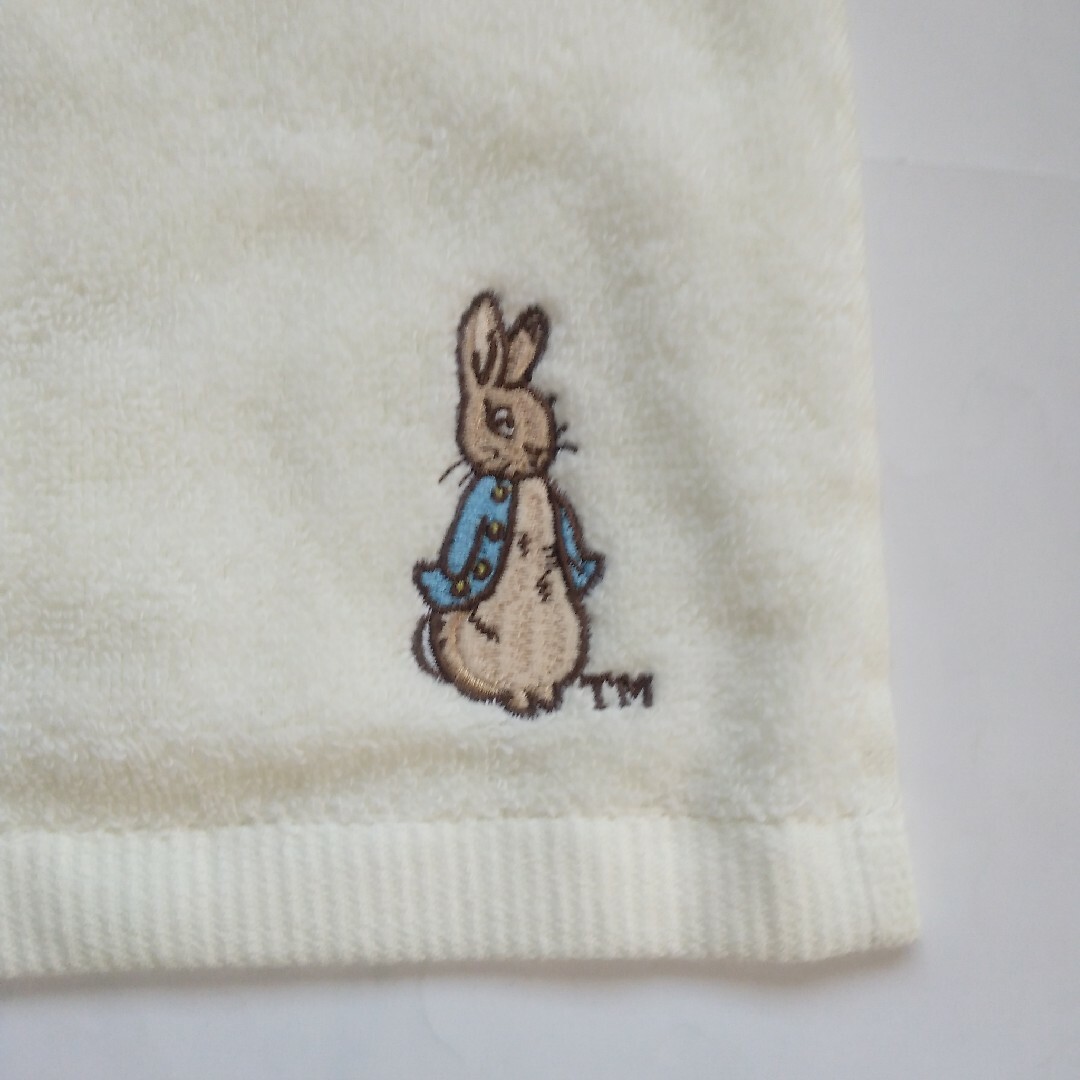 PETER RABBIT（TM）(ピーターラビット)のピーターラビット　フェイスタオル　綿100%　約34x90cm　非売品 インテリア/住まい/日用品の日用品/生活雑貨/旅行(タオル/バス用品)の商品写真