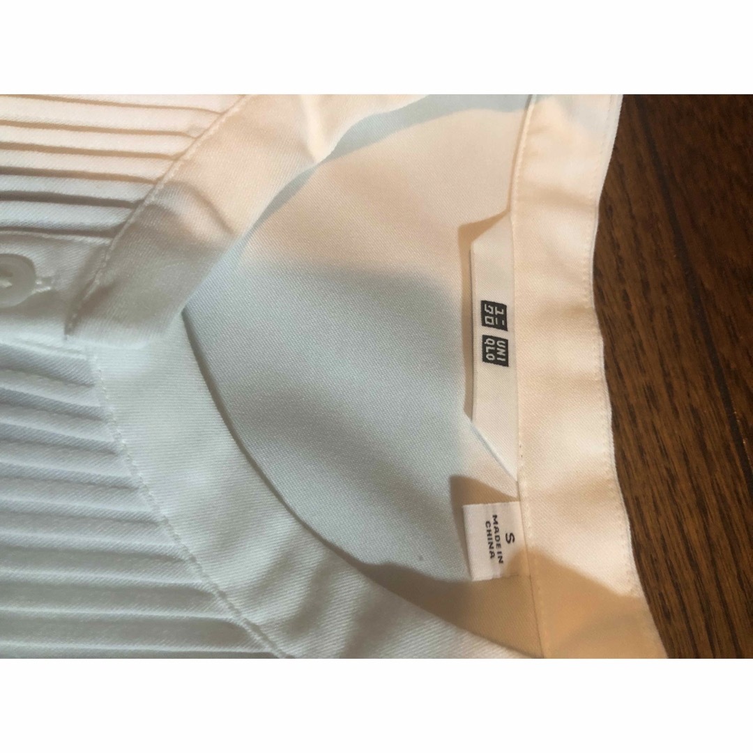 UNIQLO(ユニクロ)のユニクピンタックレディースシャツS 未使用品 レディースのトップス(シャツ/ブラウス(長袖/七分))の商品写真