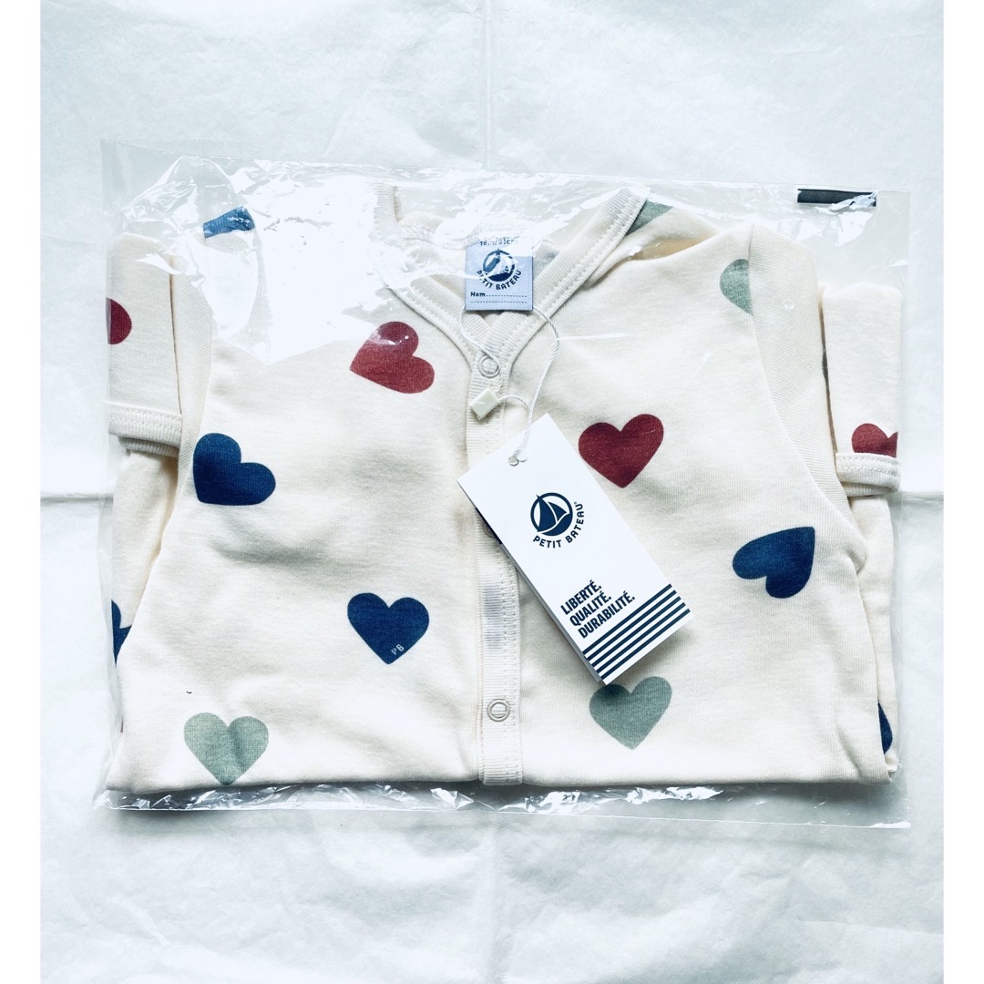 PETIT BATEAU(プチバトー)の新品 プチバトー プリント ショート ロンパース 半袖 ハート 18m キッズ/ベビー/マタニティのベビー服(~85cm)(ロンパース)の商品写真