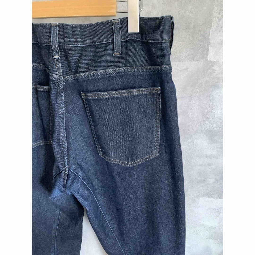 UNIQLO(ユニクロ)のユニクロ　UNIQLO ミラクルエアー3Dジーンズ　濃紺　レギュラーフィット31 メンズのパンツ(デニム/ジーンズ)の商品写真