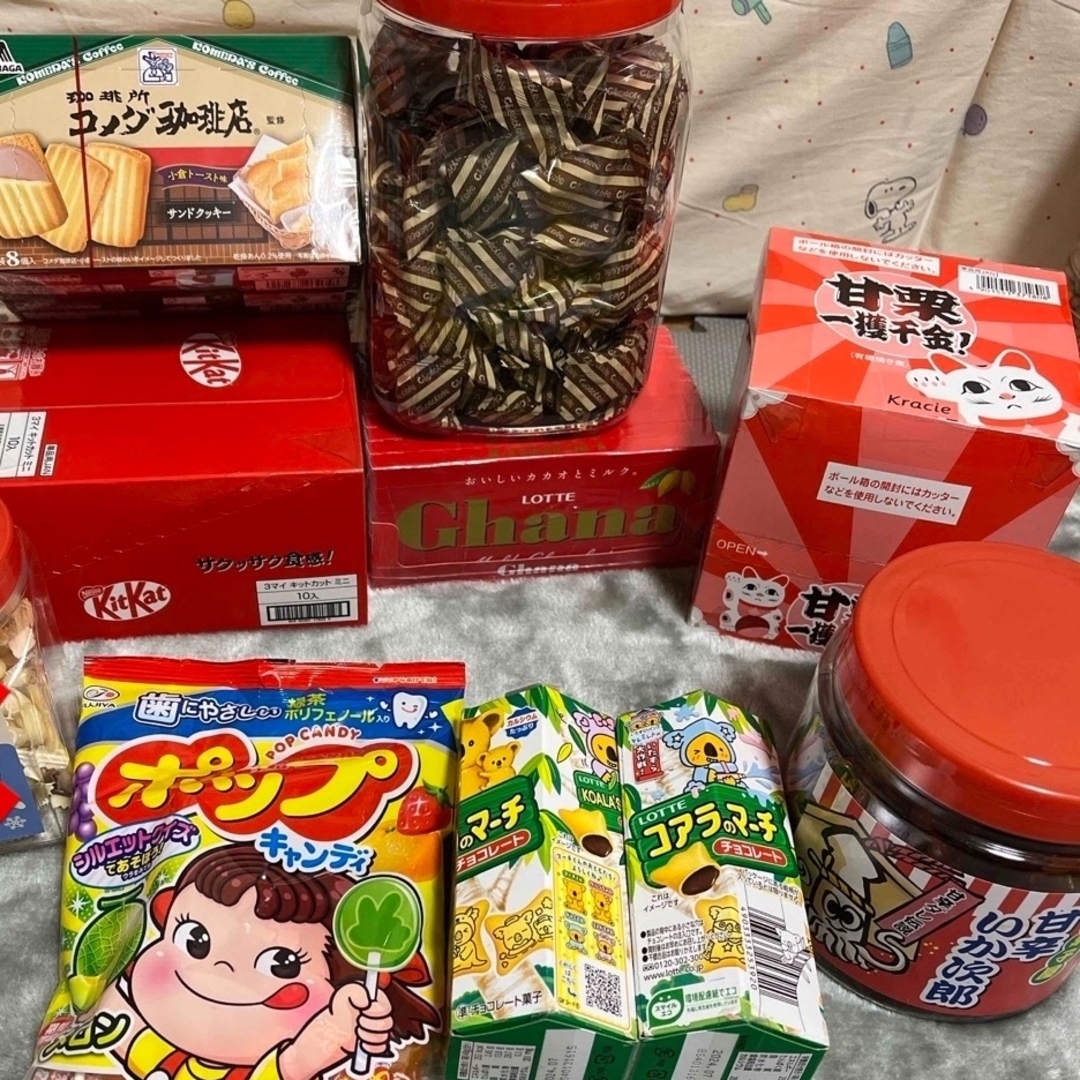 アミューズメント　お菓子　コメダ　柿の種　チョコ詰め合わせ 食品/飲料/酒の食品(菓子/デザート)の商品写真