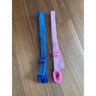 美品　数回使用のみ　子供水筒　ショルダー紐　セット　青とピンク(弁当用品)