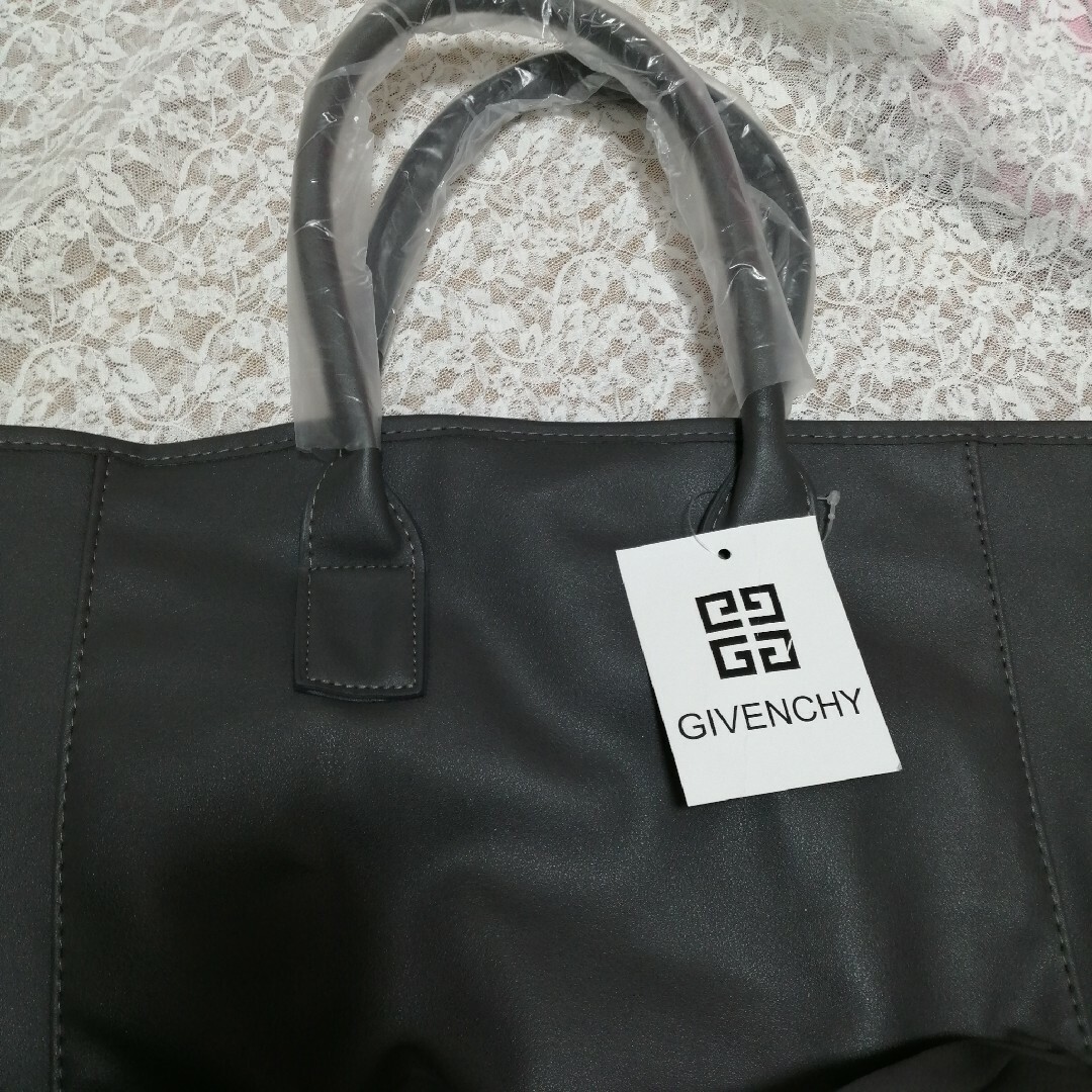 GIVENCHY(ジバンシィ)の新品未使用◆ジバンシー  海外限定商品!! PUレザー トートバッグ 男女兼用 レディースのバッグ(トートバッグ)の商品写真