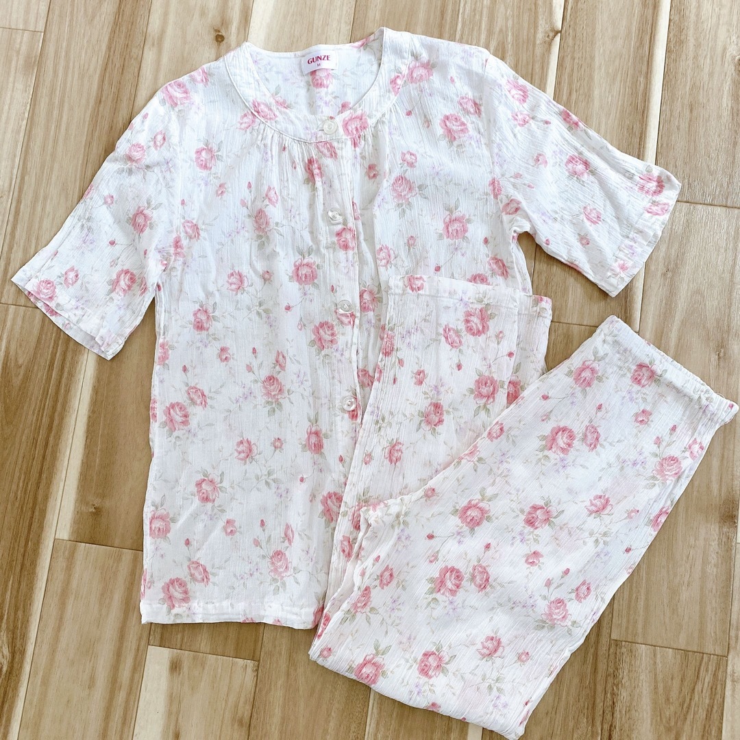 GUNZE(グンゼ)のGUNZE   花柄　パジャマ　半袖　ピンク　春夏　M レディースのルームウェア/パジャマ(パジャマ)の商品写真