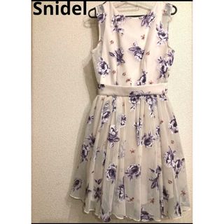 スナイデル(SNIDEL)のsnidel スナイデル  バック編み上げ シフォン 薔薇ワンピース 美品(ひざ丈ワンピース)