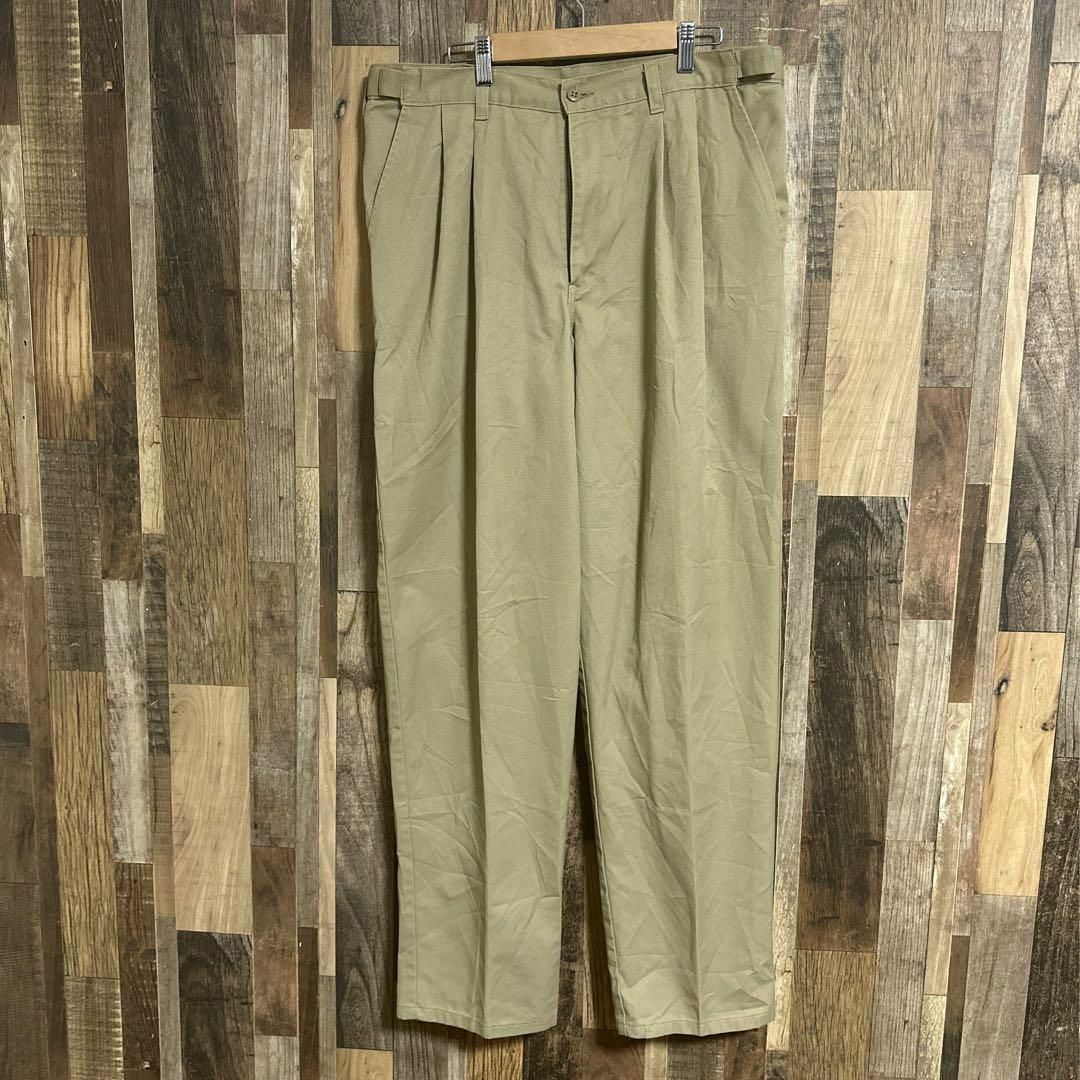 Dickies(ディッキーズ)のディッキーズ ツータック チノパンツ ベージュ ロゴ XL アメカジ USA古着 メンズのパンツ(ワークパンツ/カーゴパンツ)の商品写真