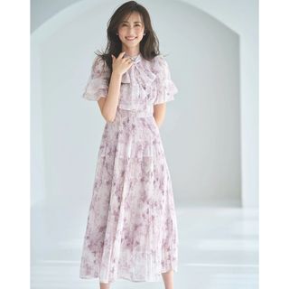 トッコクローゼット(TOCCO closet)のボウタイリボン付きオープンショルダーフラワープリントプリーツワンピース(ロングワンピース/マキシワンピース)