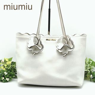 ミュウミュウ(miumiu)の【美品】miumiu フラワーモチーフ　スカラップ　トートバッグ　ホワイト(トートバッグ)