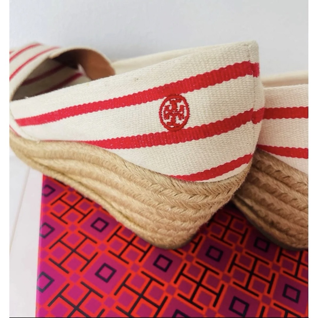 Tory Burch(トリーバーチ)のトリーバーチ  サンダル　赤ストライプ　24.5㎝ レディースの靴/シューズ(サンダル)の商品写真