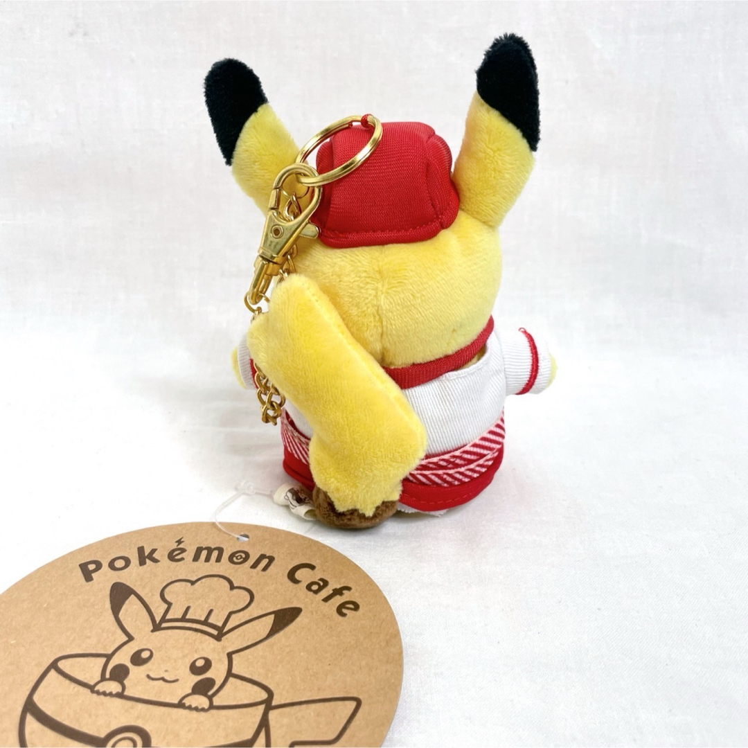 ポケモン(ポケモン)のタグ付き　Pokémon Café ピカチュウウェイトレス　ぬいぐるみ　チェーン エンタメ/ホビーのおもちゃ/ぬいぐるみ(ぬいぐるみ)の商品写真