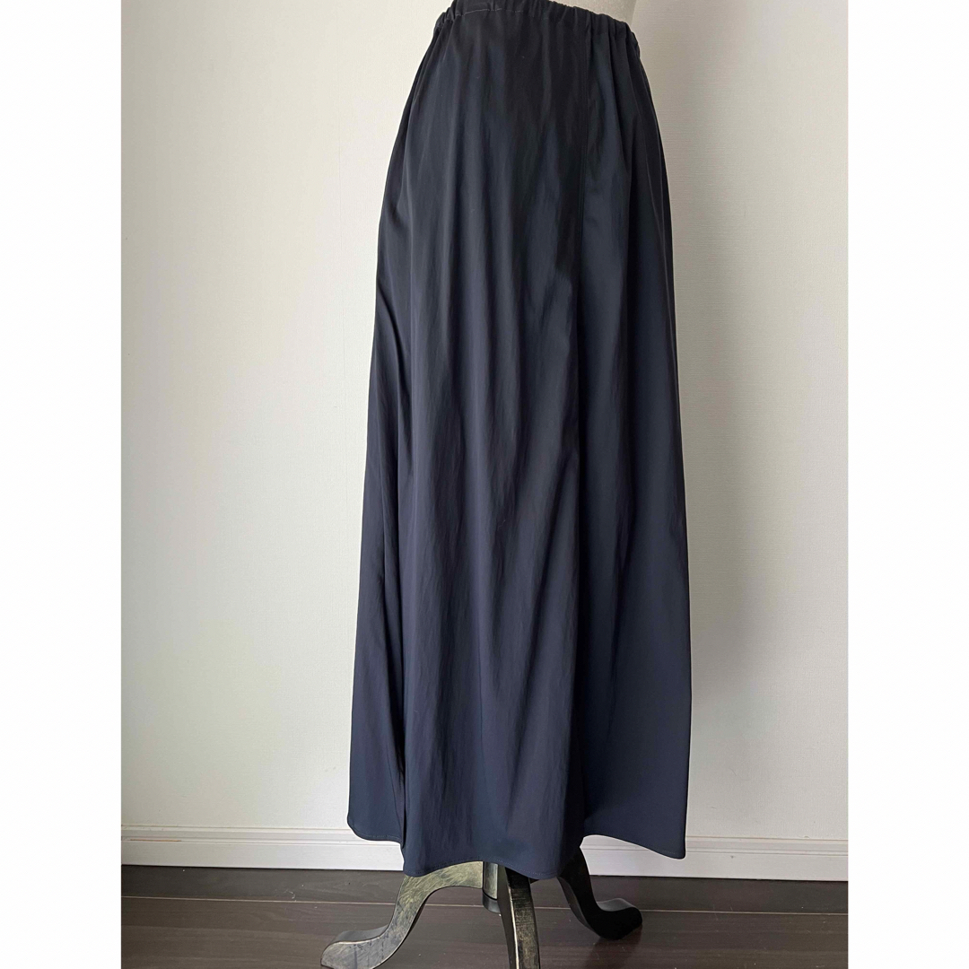 ダークネイビー　トロミロングスカート レディースのスカート(ロングスカート)の商品写真