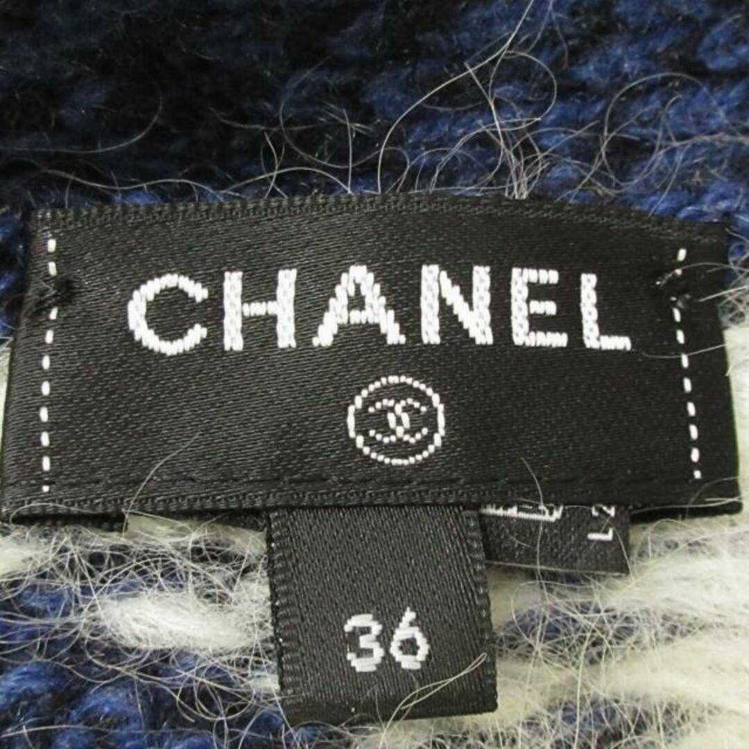 CHANEL(シャネル)のCHANEL(シャネル) カーディガン サイズ36 S レディース - P73573 ダークネイビー×ネイビー×白 長袖/カシミヤ混/2022-23 AW/花柄 カシミヤ、アルパカ レディースのトップス(カーディガン)の商品写真