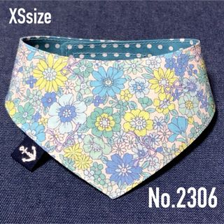 No.2306☘️犬猫用リバーシブルバンダナXSサイズ☘️花柄ブルー＆水玉(ペット服/アクセサリー)