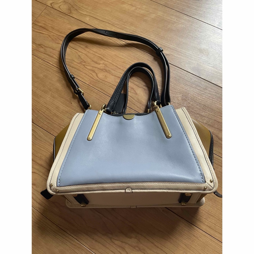 COACH(コーチ)のcoach バイカラー　ハンドバッグ  ショルダーバッグ　金具　真鍮 レディースのバッグ(ショルダーバッグ)の商品写真