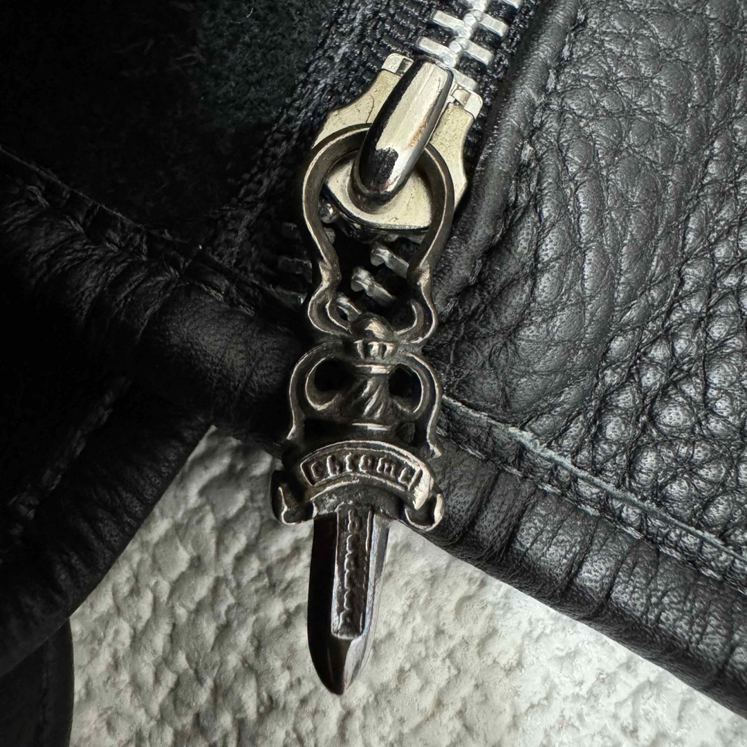 Chrome Hearts(クロムハーツ)のクロムハーツ セメタリークロスパッチ　メールバッグ　ショルダーバッグ メンズのバッグ(ショルダーバッグ)の商品写真