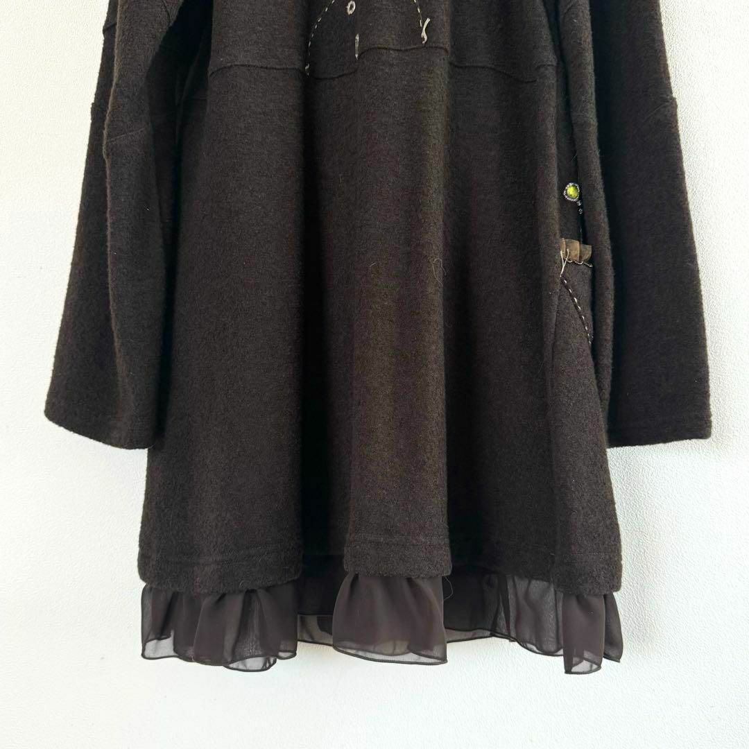 ALBEROBELLO(アルベロベロ)のアルベロベロ ロングコート 刺繍 ノーカラー ダークブラウン レディースのジャケット/アウター(ロングコート)の商品写真