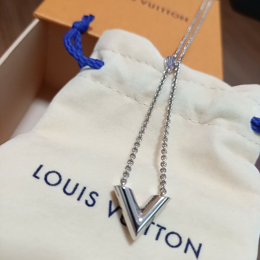 LOUIS VUITTON(ルイヴィトン)の超美品　LOUIS VUITTON ルイヴィトン ネックレス エセンシャルV レディースのアクセサリー(ネックレス)の商品写真