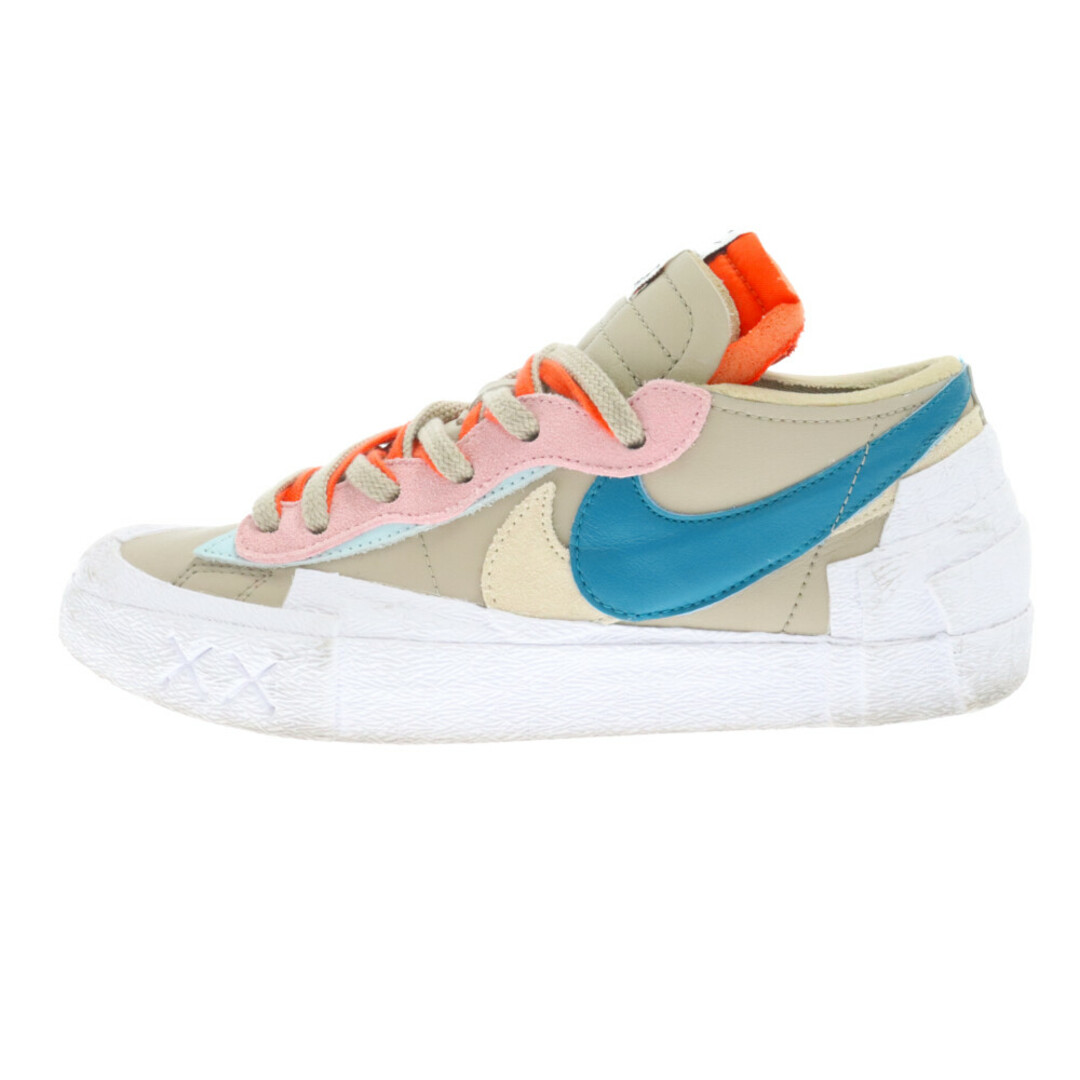 NIKE(ナイキ)のNIKE ナイキ ×SACAI×KAWS BLAZER LOW DM7901-200 サカイ カウズ ブレーザー ローカットスニーカー ベージュ US8.5/26.5cm メンズの靴/シューズ(スニーカー)の商品写真