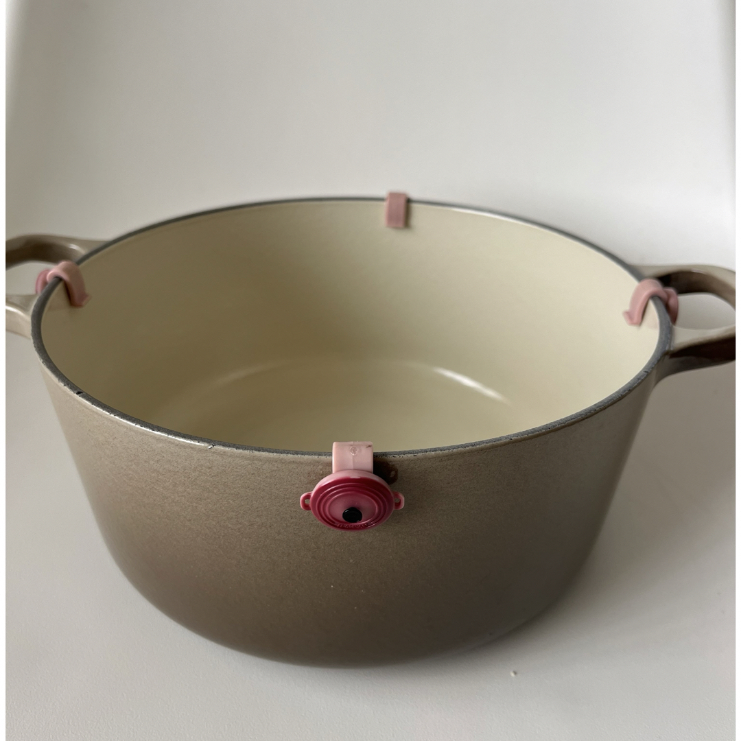 LE CREUSET(ルクルーゼ)のフラミンゴ様専用　ルクルーゼ  22cm ■両手鍋 鋳物ホーロー  インテリア/住まい/日用品のキッチン/食器(鍋/フライパン)の商品写真