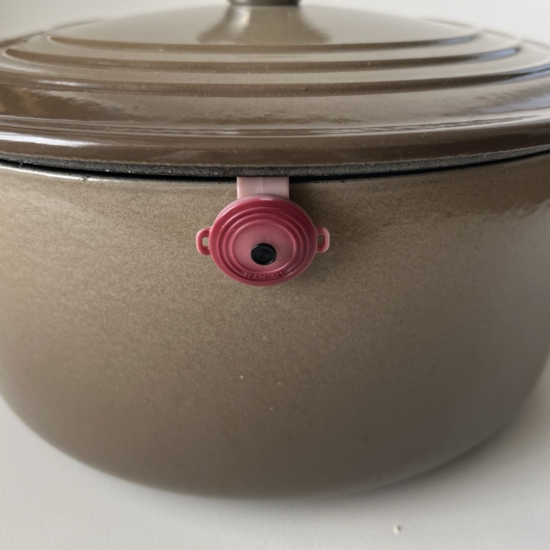 LE CREUSET(ルクルーゼ)のフラミンゴ様専用　ルクルーゼ  22cm ■両手鍋 鋳物ホーロー  インテリア/住まい/日用品のキッチン/食器(鍋/フライパン)の商品写真