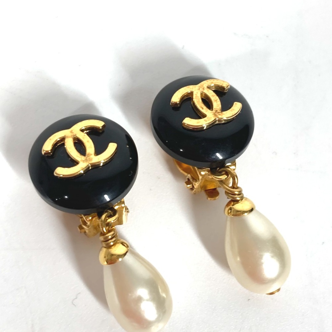 CHANEL(シャネル)のシャネル CHANEL フェイクパール CC ココマーク アクセサリー スイング アクセサリー イヤリング GP ブラック×ホワイト レディースのアクセサリー(イヤリング)の商品写真