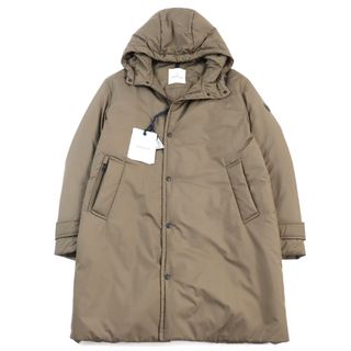 モンクレール(MONCLER)の未使用品○MONCLER モンクレール 2022年製 H20911C00019 549SK BARONNIES GIUBBOTTO レザーロゴワッペン付き ロング丈 フーデッド ダブルジップ ダウンコート/ジャケット ベージュ 1 ハンガー付き イタリア製 正規品 メンズ(ダウンジャケット)