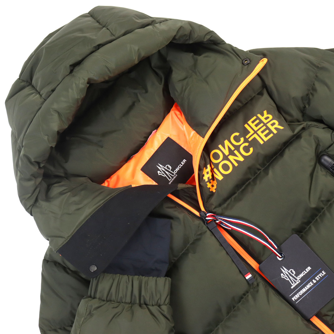 未使用品○MONCLER GRENOBLE  モンクレールグルノーブル 2022年製 H20971A00061 5399E ISORNO GIUBBOTTO フロントロゴプリント ロゴワッペン付き ドローストリングヘム フーデッド ダブルジップ ダウンジャケット グリーン 1 正規品 メンズ メンズのジャケット/アウター(ダウンジャケット)の商品写真