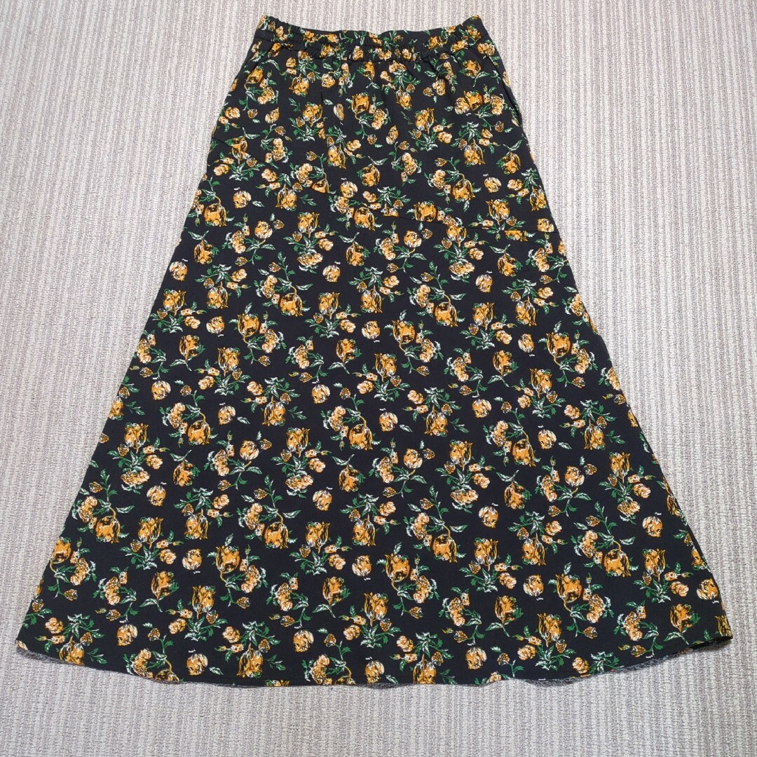 AZUL by moussy(アズールバイマウジー)の新品　タグ付き　AZUL BY MOUSSY　ロングスカート　黒✕花柄　М レディースのスカート(ロングスカート)の商品写真