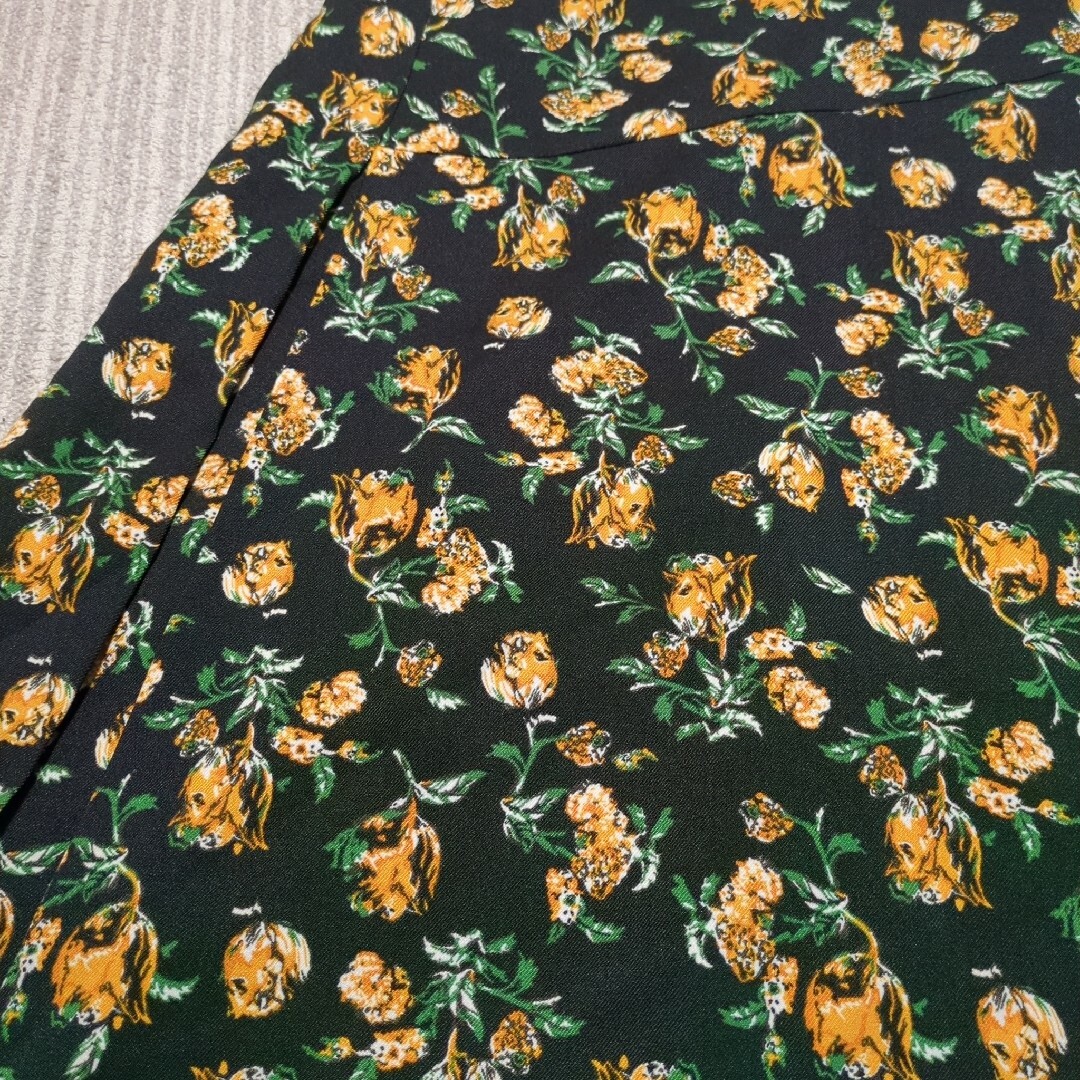 AZUL by moussy(アズールバイマウジー)の新品　タグ付き　AZUL BY MOUSSY　ロングスカート　黒✕花柄　М レディースのスカート(ロングスカート)の商品写真
