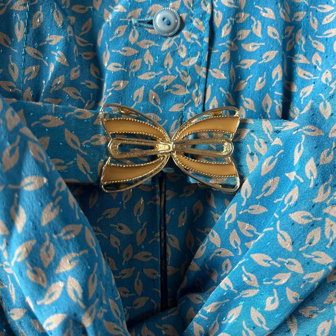 VINTAGE(ヴィンテージ)の昭和レトロリーフ柄ロングワンピース刺繍襟光沢素材ベルト付きブルー古着S1 レディースのワンピース(ロングワンピース/マキシワンピース)の商品写真