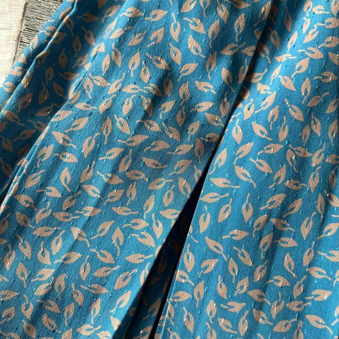 VINTAGE(ヴィンテージ)の昭和レトロリーフ柄ロングワンピース刺繍襟光沢素材ベルト付きブルー古着S1 レディースのワンピース(ロングワンピース/マキシワンピース)の商品写真