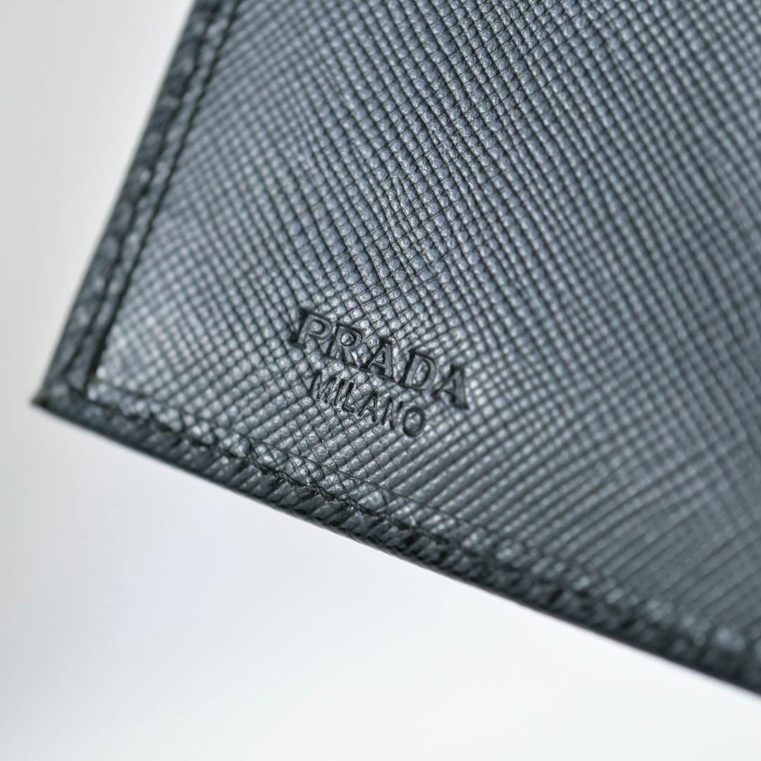 PRADA(プラダ)のプラダ  サ フィアーノ　PRADA SAFFIANO  三つ折り財布　三角ロゴ　M017 ブラック 美品 レディースのファッション小物(財布)の商品写真