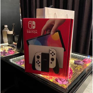 ニンテンドウ(任天堂)の任天堂Switch 本体　有機EL ホワイト　新品(家庭用ゲーム機本体)