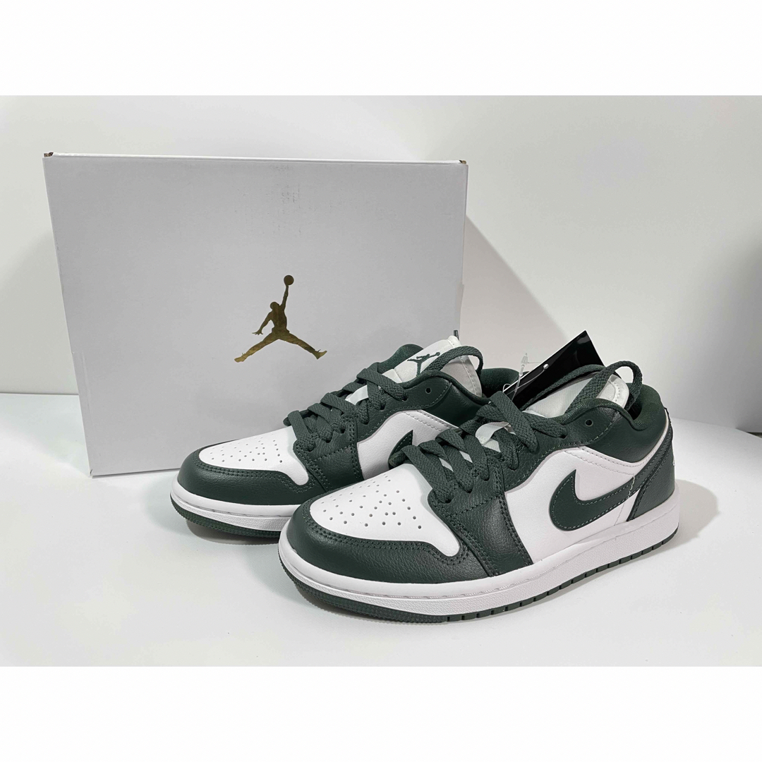 Jordan Brand（NIKE）(ジョーダン)の【新品】22.5cm Nike エアジョーダン1ロー Galactic Jade レディースの靴/シューズ(スニーカー)の商品写真