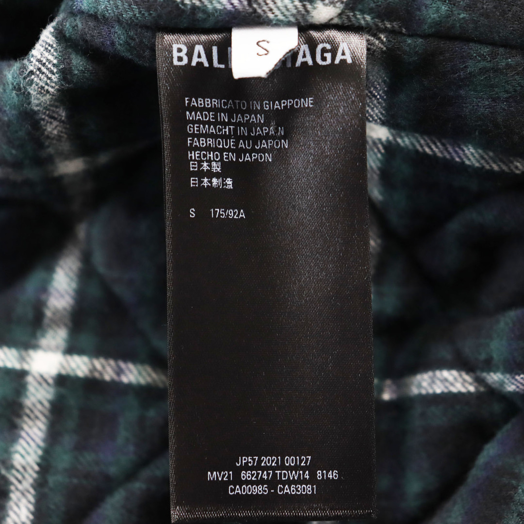 Balenciaga(バレンシアガ)の【ドンドン見直し】未使用品○BALENCIAGA バレンシアガ 2021年製 662747 TDW14  コットン100% ライニングチェック USED加工 中綿入り アシンメトリーパデットデニムジャケット インディゴブルー S 日本製 正規品 メンズ メンズのジャケット/アウター(Gジャン/デニムジャケット)の商品写真