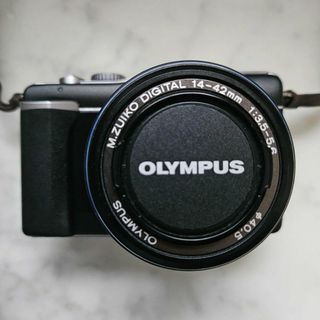 オリンパス(OLYMPUS)のOLYMPUS PEN 一眼カメラ 別売ショルダーレザーストラップ付き(ミラーレス一眼)