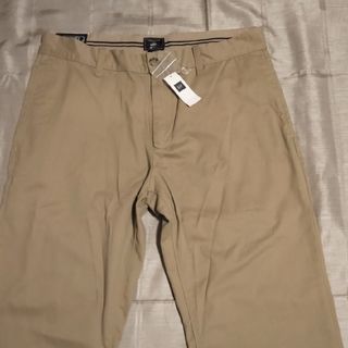 ジーユー(GU)のGAP CLASSIC KHAKIS ストレートフィット チノ 新品未使用品(チノパン)