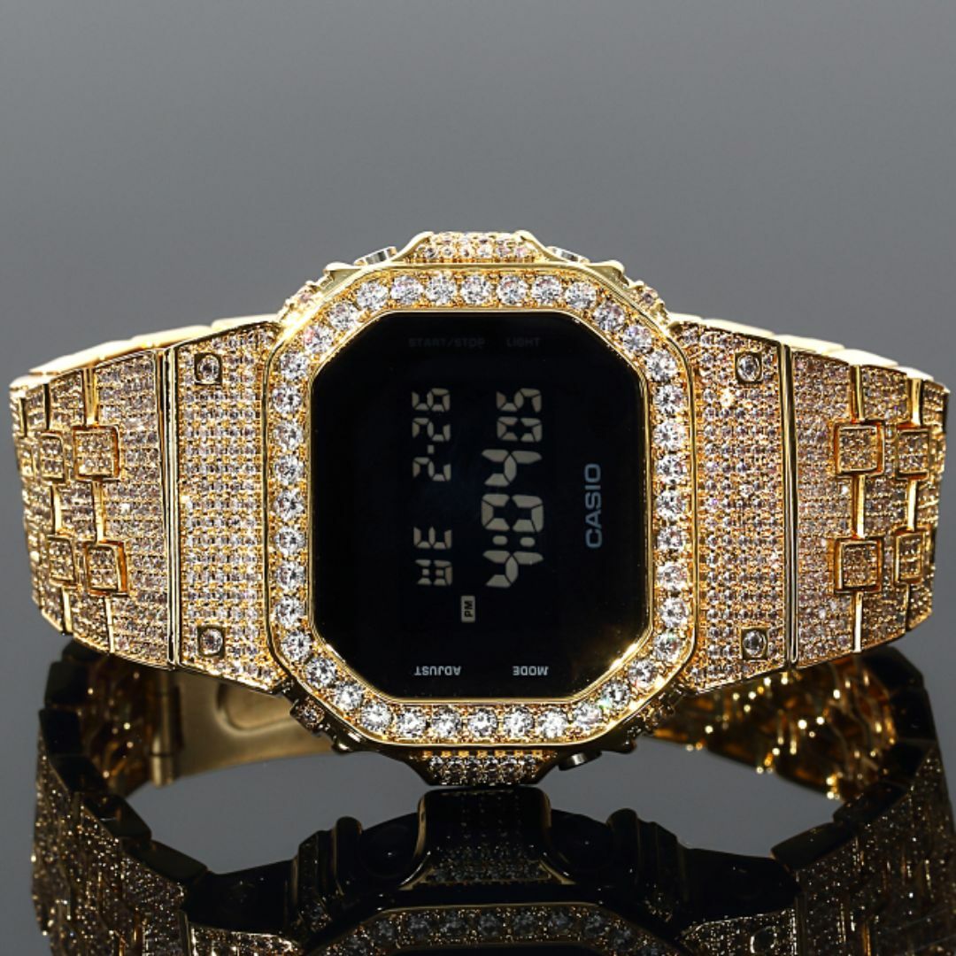 G-SHOCK(ジーショック)のフルカスタム G-SHOCK DW5600 SOLIDモデル　カシオ 18Kゴールド CZダイヤ（キュービックジルコニア）ブラック文字盤 ゴールド　Kronic クロニック メンズの時計(腕時計(デジタル))の商品写真