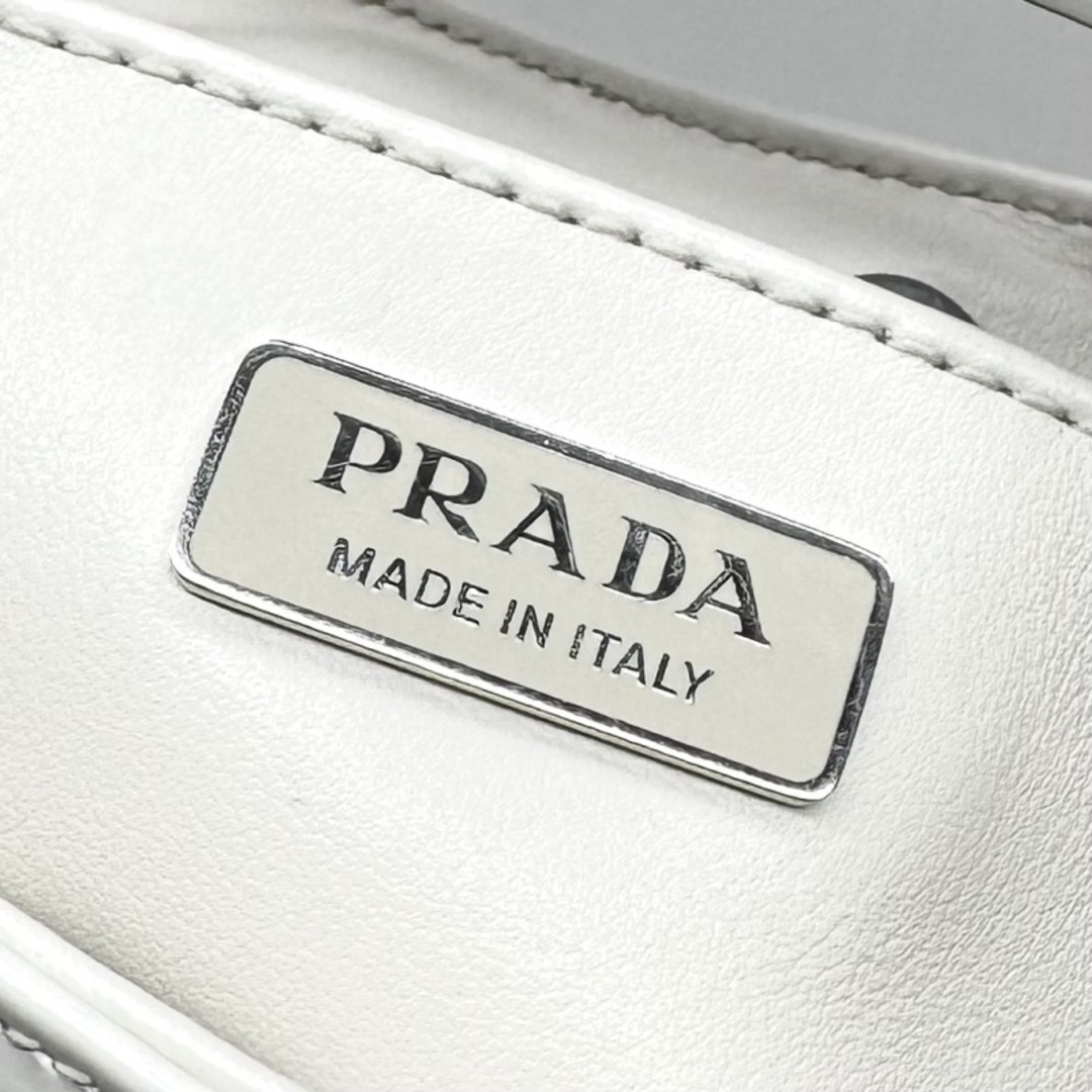 PRADA(プラダ)のプラダ PRADA クレオ バッグ ショルダーバッグ ブラッシュドレザー ホワイト 白 シルバー金具 トライアングルロゴ レディースのバッグ(ショルダーバッグ)の商品写真