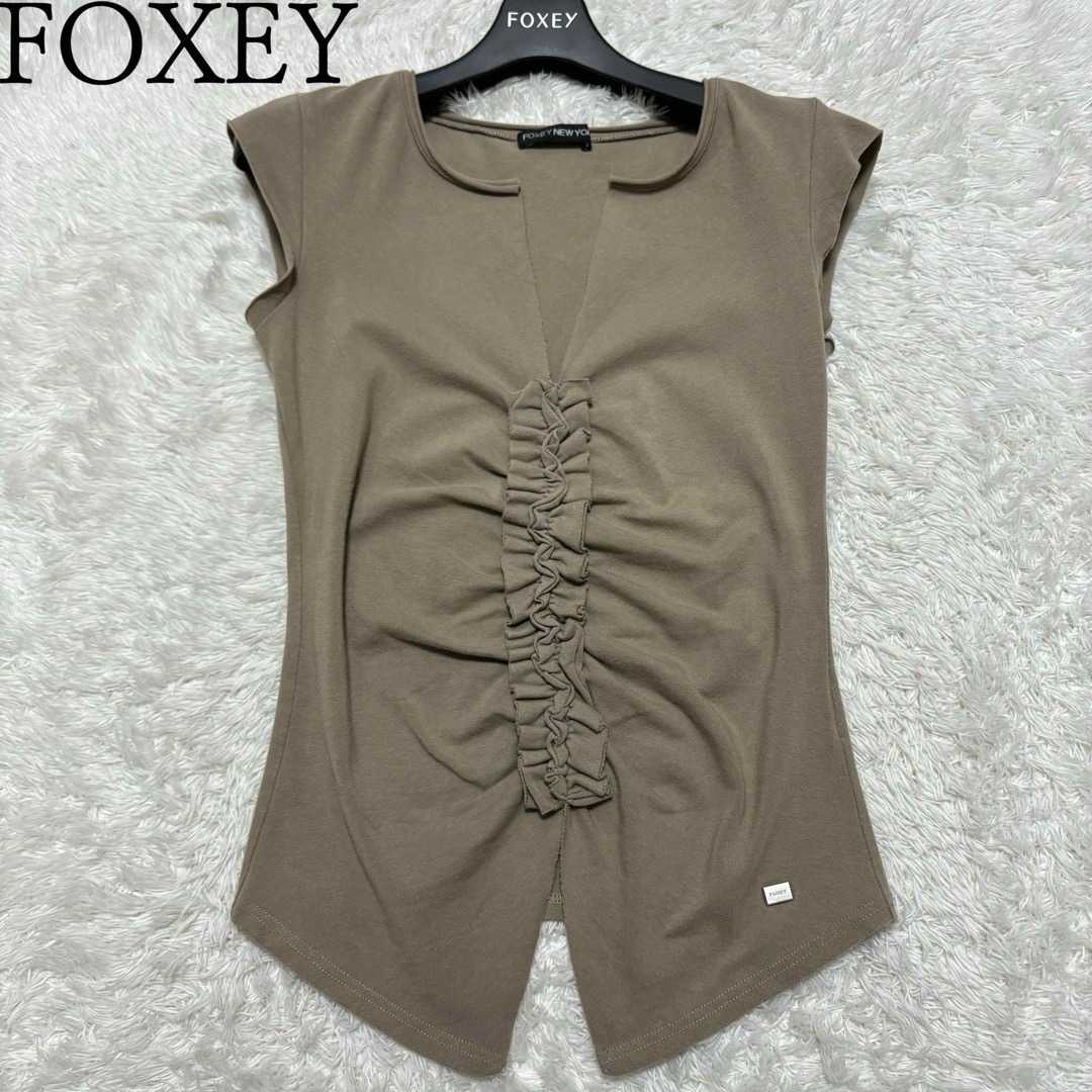 FOXEY(フォクシー)のフォクシーニューヨークFOXEY NEW YORK ノースリーブフリルカットソー レディースのトップス(シャツ/ブラウス(半袖/袖なし))の商品写真