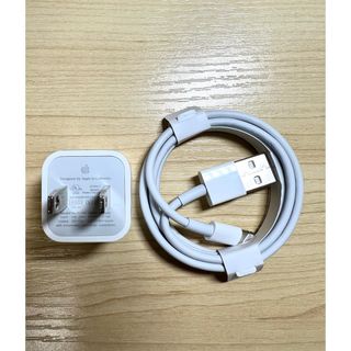 iPhone 純正のアダプター充電器とライトニングケーブル